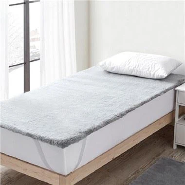 futrzana nakładka na materac